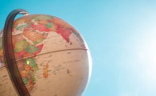 DAM international advisory board: Globus in gleißendem Tageslicht
