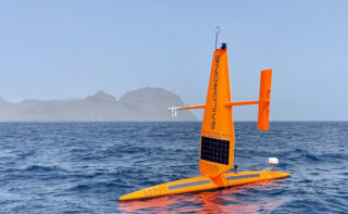 Eine Segeldrohne im Einsatz für die Ozeanbeobachtung vor den Kapverdischen Inseln.