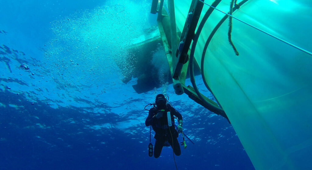 Kohlenstoffspeicher Meer: Taucher unter Wasser kontrolliert den entfalteteten Wassersack, eine 55 Kubikmeter große Wassersäule samt allen darin lebenden Plankton-Organismen