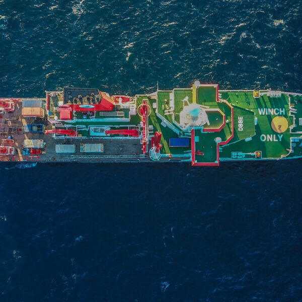 Forschungsschiff auf dem Ozean aus der Vogelperspektive