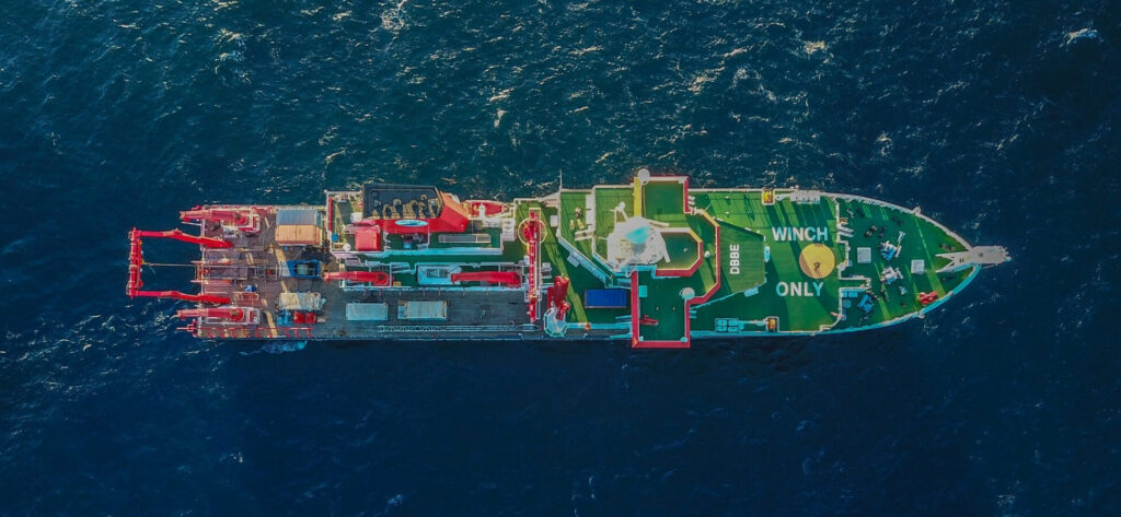 Forschungsschiff auf dem Ozean aus der Vogelperspektive