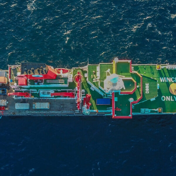 Forschungsschiff auf dem Ozean aus der Vogelperspektive