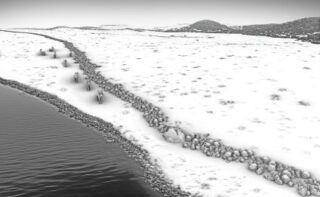 Grafische Rekonstruktion des jetzt am Ostseegrund entdeckten Steinwalls als Treibjagdstruktur in einer spätglazialen/frühholozänen Landschaft, basierend auf bathymetrischen Daten und eines Unterwasser 3D Modells. (Abb: Michał Grabowski)