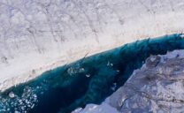 Tiefer See auf Gletscher Ein tiefer See mitten auf dem 79 N Gletscher, fotografiert währned eines Helikopterluges