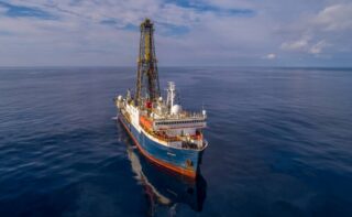 Das US-amerikanische Bohrschiff Schiff JOIDES Resolution führt Expeditionen durch im Rahmen des International Ocean Discovery Program (IODP)