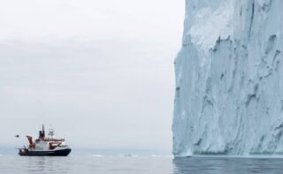 Polarstern nahe eines Eisbergs in der Antarktis
