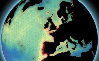 Das Ozeanmodell ICON-Coast kann gleichzeitig physikalische und biogeochemische Prozesse in verschiedenen Maßstäben darstellen. Es berücksichtigt erstmals die Rolle von Küstenmeeren im globalen Kohlenstoffkreislauf. Rötlich markierte Gebiete zeigen Regionen mit erhöhtem Planktonwachstum, das zur Aufnahme von CO2 aus der Atmosphäre beiträgt. Grafik: Hereon/ Moritz Mathis