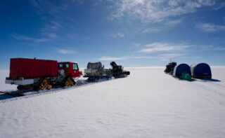 Vibroseis-Messungen auf dem Thwaites-Gletscher, Antarktis. Im Rahmen der International Thwaites Glacier Collaboration (ITGC) haben Forschende des Alfred-Wegener-Instituts Form und Eigenschaften des Untergrunds vermessen, die beeinflussen, wie schnell sich der Gletscher zurückziehen und zum Anstieg des Meeresspiegels beitragen wird