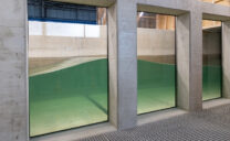 Durch ein großes Unterwasserfenster können die Forschenden wie in einem Aquarium in den Kanal schauen