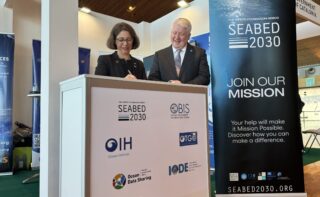 Das gemeinsame Ziel ist eine vollständige und frei zugängliche Karte des gesamten Meeresbodens bis zum Ende dieses Jahrzehnts: GEOMAR-Direktorin Professorin Dr. Katja Matthes und Jamie McMichael-Phillip, Director des Nippon Foundation-GEBCO Seabed 2030 Projekts unterzeichnen die Absichtserklärung.