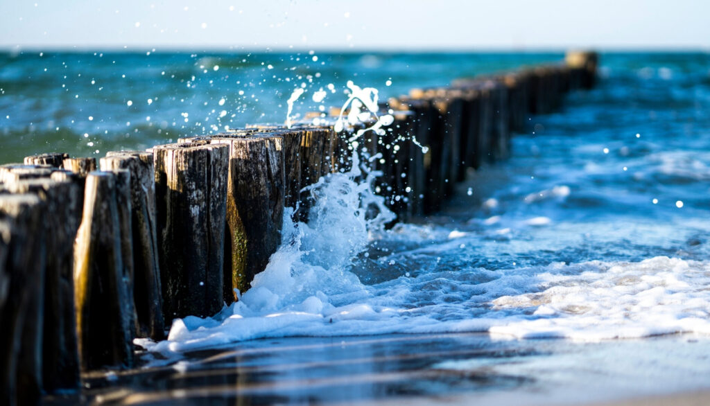 Wellenbrecher, die in gerader Linie ins Meer hineinlaufen