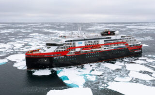 MS FRIDTJOF NANSEN besucht auch weniger befahrene Meeresregionen: In Zukunft wird das Expeditions-Kreuzfahrtschiff bei seinen Fahrten Messtechnik an Bord haben und Daten für die Wissenschaft sammeln.