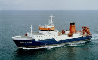 Die MARIA S. MERIAN zeichnet sich gegenüber anderen Forschungsschiffen vor allem durch ihre Eisrandfähigkeit aus. Die Haupteinsatzgebiete des 95-Meter-Schiffs für bis zu 22 mitreisende Forschende sind das Nordmeer, der Nordatlantik und das Mittelmeer.