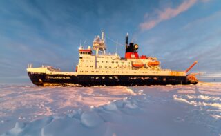 Das deutsche Forschungsschiff Polarstern während einer Eisstation im Weddellmeer.
