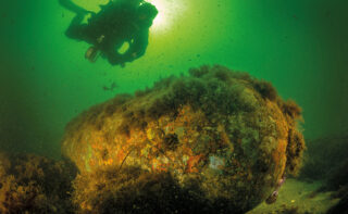 Etwa 1,6 Millionen Tonnen Altmunition belasten Nord- und Ostsee. Nun wird mit der ersten Pilotbergung in der Lübecker Bucht begonnen.