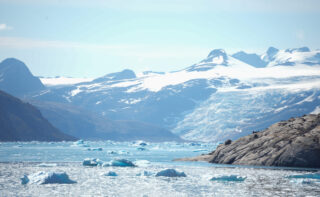Im Fokus der Expedition stehen Forschungen und Modellierungen zur Rolle des arktischen Meereisverlustes als treibende Kraft des globalen Klimawandels sowie chemische und physikalische Prozesse an der Schnittstelle von Eis, Ozean und Atmosphäre.