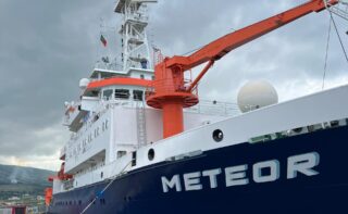 Zweieinhalb Wochen werden die Forschenden mit der METEOR im Nordatlantik unterwegs sein, um die Beutetiere der Zahnwale mit modernster Technik zu untersuchen.