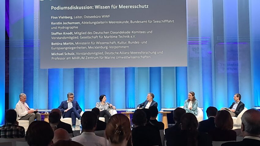 Meereskonferenz 2025 Podium Wissen Für Meeresschutz mit Finn Viehberg (Leitung Ostseebüro WWF), Kerstin Jochumsen (Abteilungsleiterin Meereskunde BSH), Steffen Knodt (Gesellschaft für Maritime Technik e.V.), Bettina Martin (Ministerin für Wissenschaft, Kultur, Bundes- und Europaangelegenheiten, Mecklenburg-Vorpommern) und Michael Schulz (Vorstandsmitglied DAM)