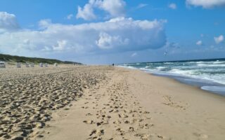Fußspuren am Meer von Unsplash (Benjamin Knoll)