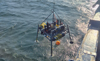 Zur Erhebung umfassender Ostsee-Datensätze als Basis für Zustands- und Klimamodellierung kommen unterschiedlichste Messsysteme zum Einsatz – wie hier ein Lander, bestückt mit modernster Sensorik für Messungen am Meeresgrund. (Foto: S2B-Team / IOW)