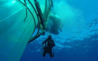 In abgeschlossenen Versuchstanks wie diesen Kieler Offshore-Mesokosmen werden in der Forschungsmission der DAM verschiedene Methoden untersucht, wie die Kohlenstoffaufnahme des Ozeans gefördert werden kann. | Bild: Michael Sswat/GEOMAR