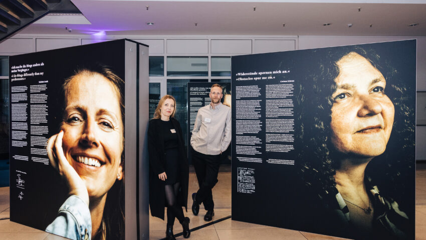 Fotografin Marzena Skubatz und Autor Dr. Thomas Merten, Universität Hamburg / ESRAH vor zwei Ausstellungsportaits
