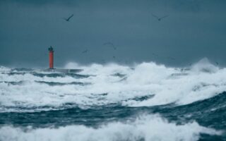 Sturm mit hohem Wellengang an der Ostsee