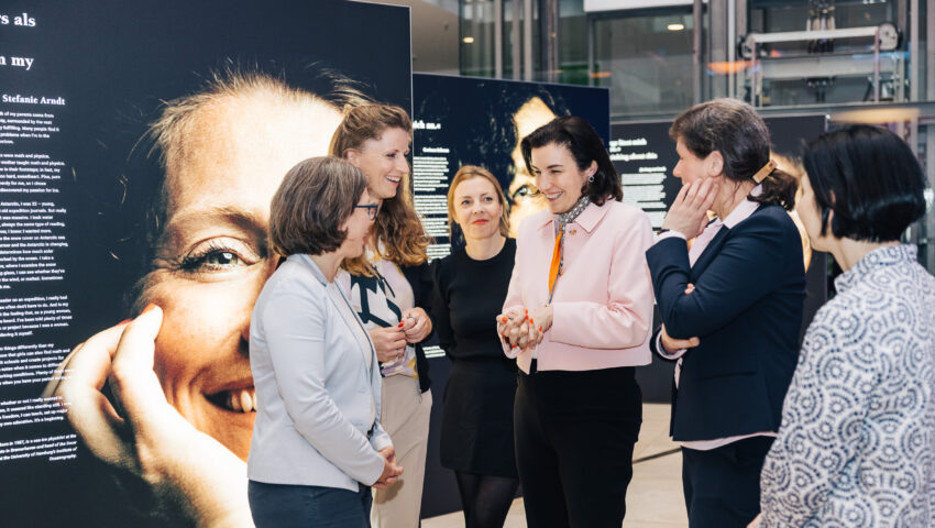 Frauen aus Wissenschaft, Kunst und Politik im Gespräch: Prof. Dr. Katja Matthes, Dr. Stefanie Arndt, Marzena Skubatz, Dorothee Bär, Prof. Dr. Johanna Baehr, Dr. Kerstin Jochumsen
