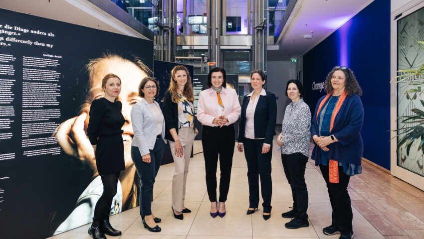 Rundgang durch die Ausstellung (v.l.n.r.): Fotografin Marzena Skubatz, Prof. Dr. Katja Matthes/GEOMAR, Dr. Stefanie Arndt/AWI, Bundesforschungsministerin Dorothee Bär, Prof. Dr. Johanna Baehr/Universität Hamburg, Dr. Kerstin Jochumsen/BSH, Prof. Dr. Corinna Schrum/Hereon