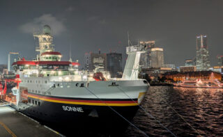 Das Forschungsschiff SONNE im Hafen von Yokohama. Ziel der Expedition SO320/1 ist das sogenannte Hess Rise – eines der größten und zugleich am wenigsten erforschten vulkanischen Plateaus der Welt.