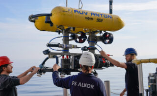 Mit Autonomen Unterwasserfahrzeugen (Autonomous Underwater Vehicles, AUVs) kann der Meeresboden mit Sonarsystemen und Kameras kartiert werden.

Foto: Julia Gehringer